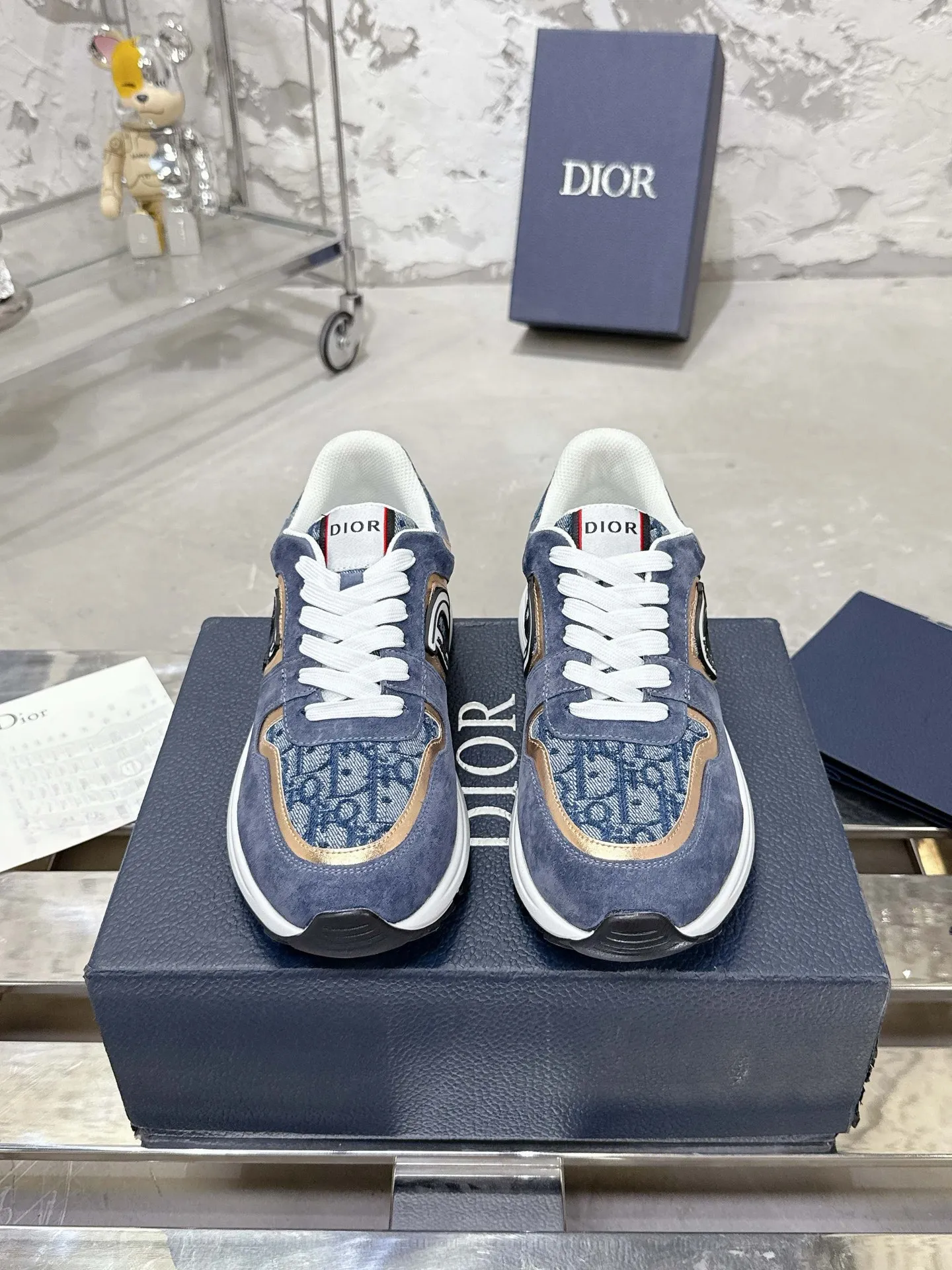 Men's men's shoes💰580💰 Dior Dior's latest color matching B30 series dad sneakers original 17960💰 purchased for development and production Brand new B30 sneakers Dad Shoes style shoes that follow the trend of the retro market The Dior logo on the tongue also indicates that this pair of shoes is the B30 model! B30 uses fine-textured leather and mesh cloth materials to form a shoe body. There are conspicuous letters CD on both sides of the shoe body to indicate identity. Many lines on the shoe body outline details to make the shoes look less monotonous and full of retro flavor. The delivery counter is exquisitely packaged🛍📦 ▪️Fabric: Original customized technical fabric + mesh ▪️Inner lining: Customized breathable lining ▪️Outsole: Original molded IP foam + TPU outsole ▪️Sole thickness: 3.5CM ▪️Size: Men's size 39-46 (Male size 38.45.46 customized)
